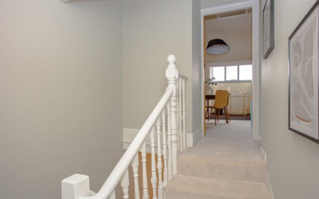 The Crescent Moon - Elegant 1BDR Flat