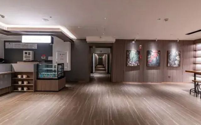 HanTing Hotel (Urumqi Zhongyinggong Subway Station)