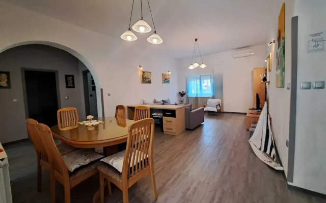 Spacious Urban Retreat Apartment With Terrace