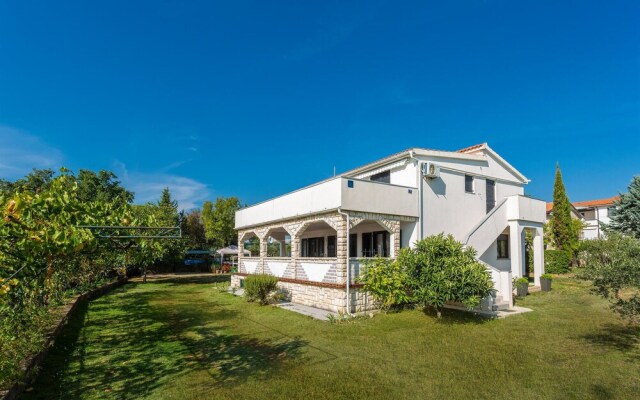 Stunning Home in Pinezici With Wifi and 3 Bedrooms