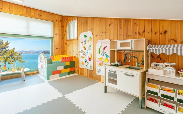 Yeosu Hi Mom Kids Family Pension Black