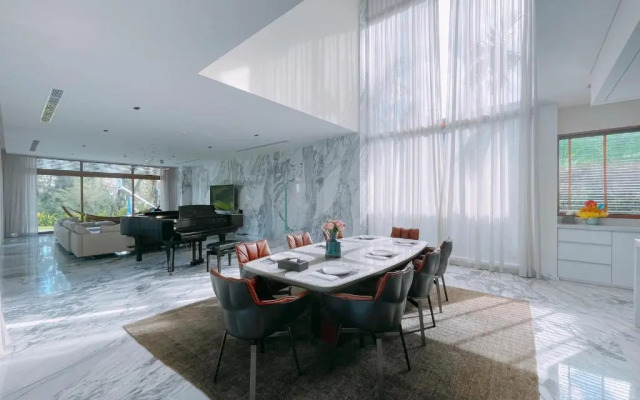 Deluxe villa along the beach