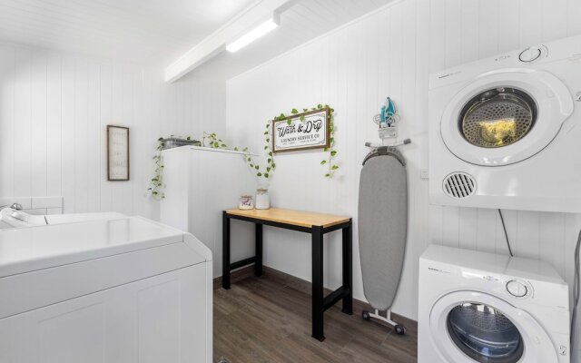 Kinka Palms Beachfront Apartments / Motel