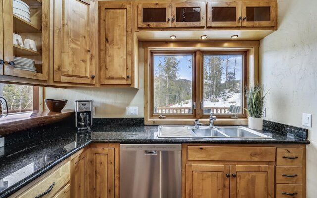 Highfield Trail 4 Bedroom Home by RedAwning