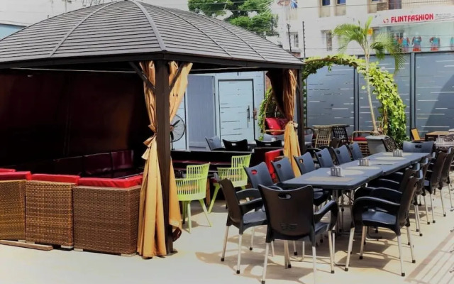 Q Nuts Lounge And Suites