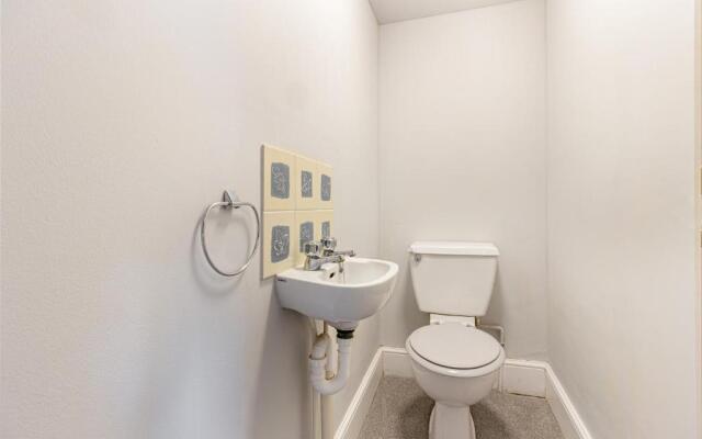 Modern 2 Bedroom Apartment with Free Parking!