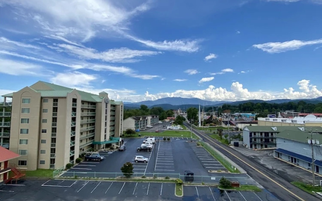 Smoky Mountains 610 3BD Condo with Fireplace and Jacuzzi Tub by RedAwning