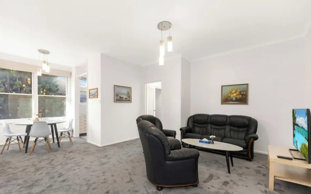 Metawise 2BR Apt Steps to Brighton-le-sands Beach – Guest Rooms – Sydney
