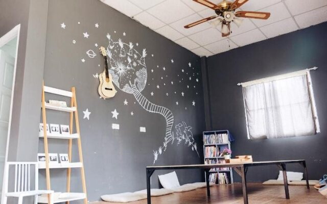 Carrot On The Moon Hostel