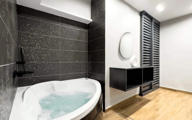 The 2bdr Obsidian Jacuzzi Stay 5min to CAI Airport