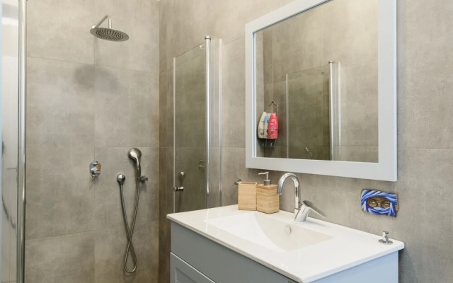 Rothschild Chic Studio