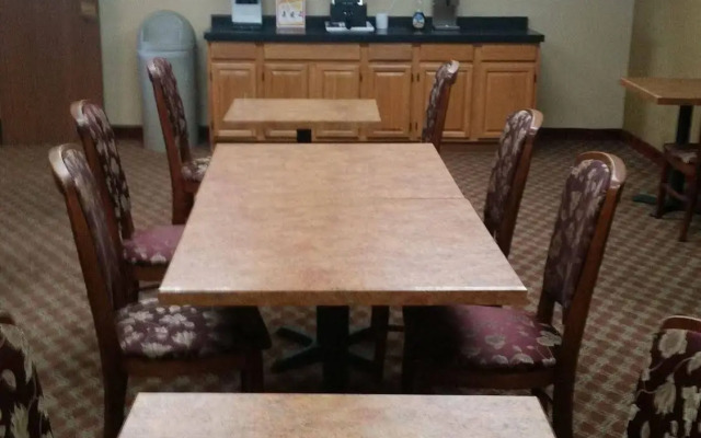 Coratel Inn & Suites by Jasper Park City - Wichita North