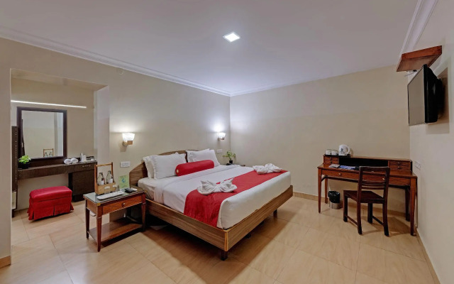OYO Premium Golf Club Road