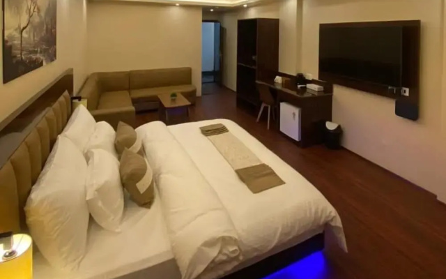 Xcelsior Hotel And Spa