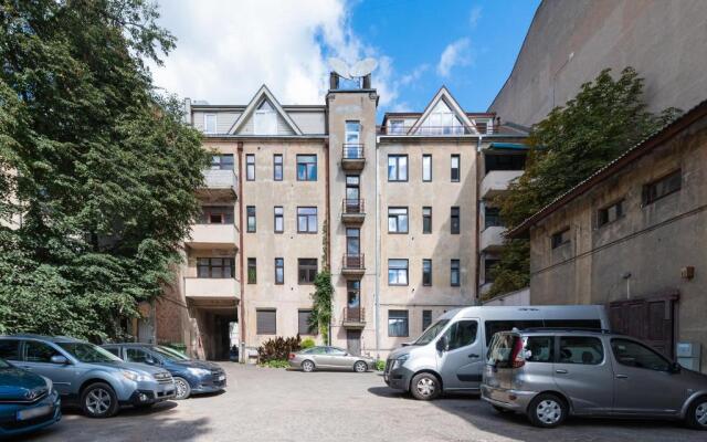 Downtown 4BD Master Apartment by Hostlovers