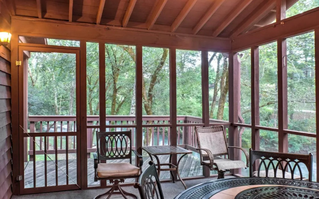 Creekfront Cabin Near Chattanooga w/ Hot Tub!