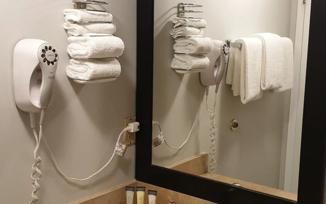 Riverland Inn & Suites