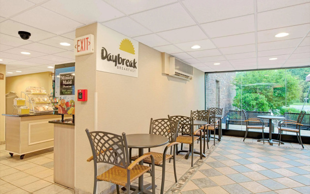 Days Inn by Wyndham East Windsor/Hightstown