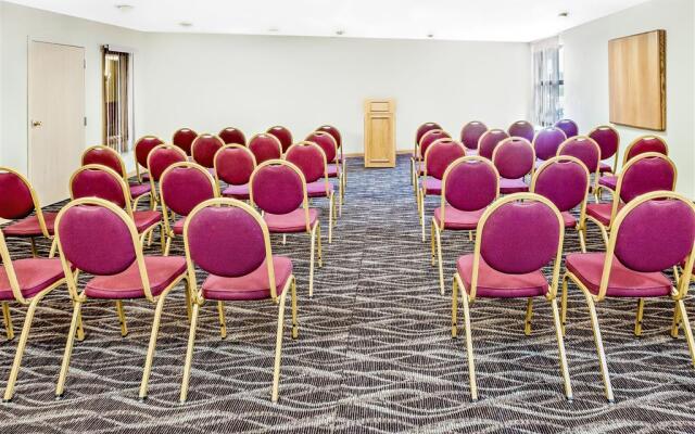 Days Inn and Suites Kalamazoo