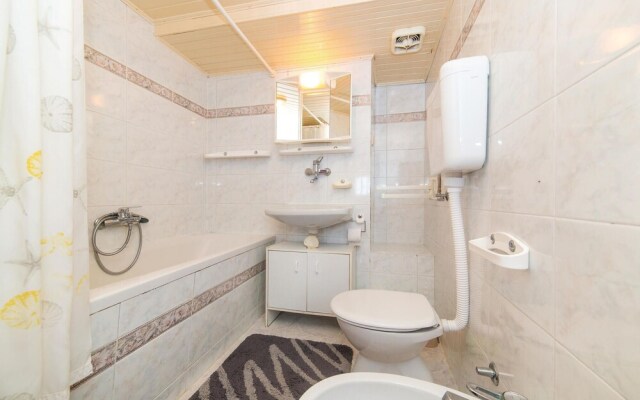 Nice Home in Kastel Kambelovac With Wifi and 4 Bedrooms