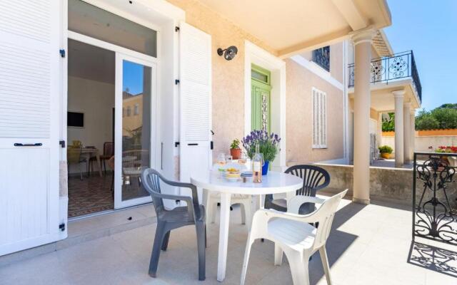 Luxurious 1 bedroom, AC, terrace, close beaches - Dodo et Tartine