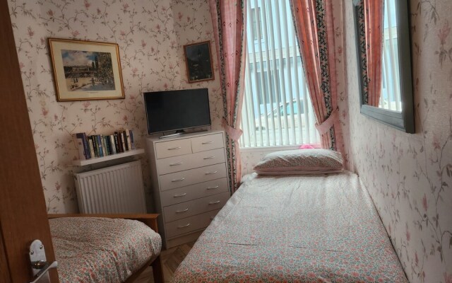 Apartment - Largs - Sleeps 4 - Pet Friendly