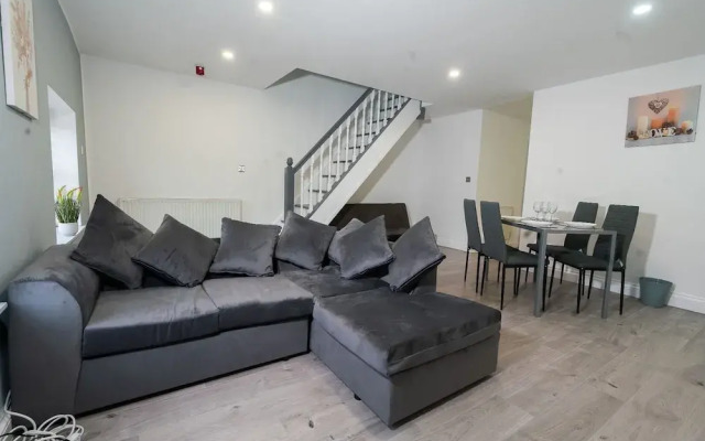City Centre Modern 4 Person Apartment