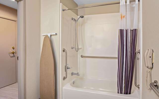 La Quinta Inn & Suites by Wyndham Las Vegas Nellis