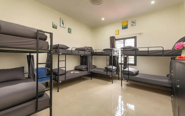 Queen Cafe Hotel & Pub