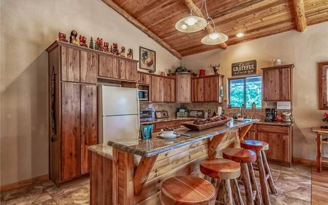 Cozy Knotty and Nice - Four Bedroom Cabin