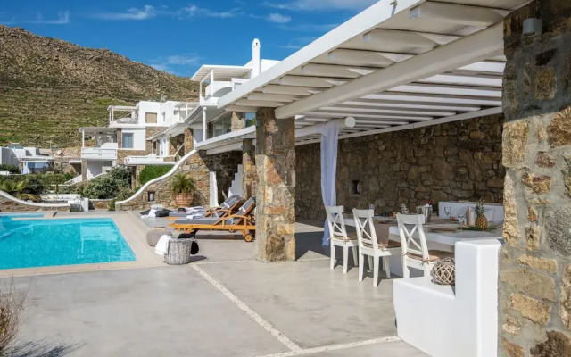 Luxury Villas  by Live&Travel