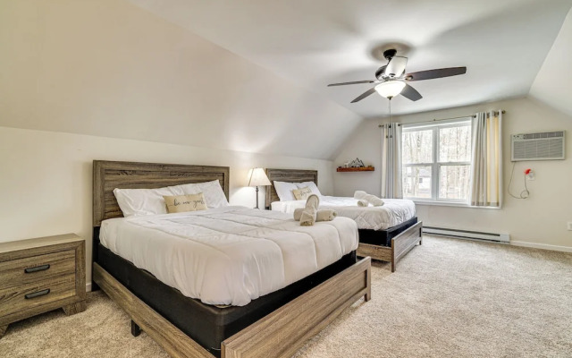 Hot Tub + Decks: Tree-lined Retreat in Pocono Lake