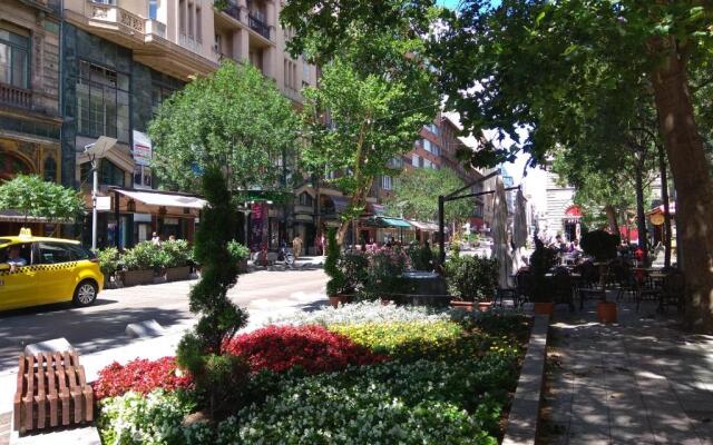 Broadway Center Rooftop View Apartment