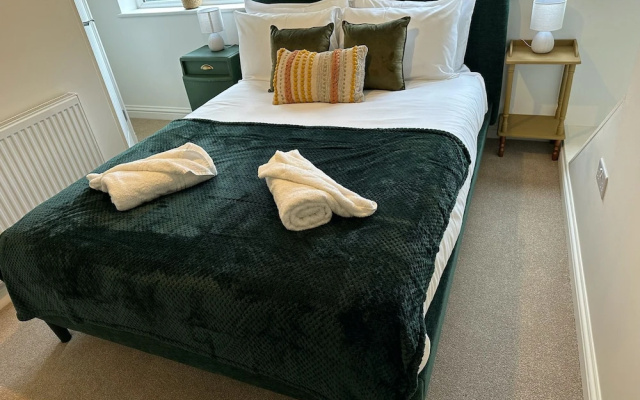 Cotswolds Large 4 Bed House Parking-Wifi
