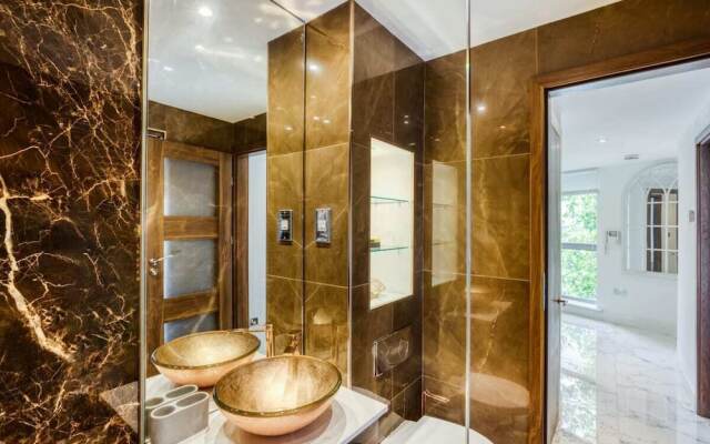 Stylish 1bdr Apt W/balcony, Near Victoria Station