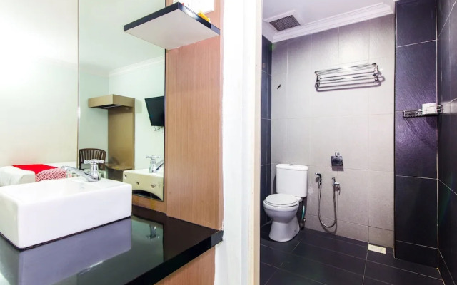 OYO 443 Crystal City Hotel