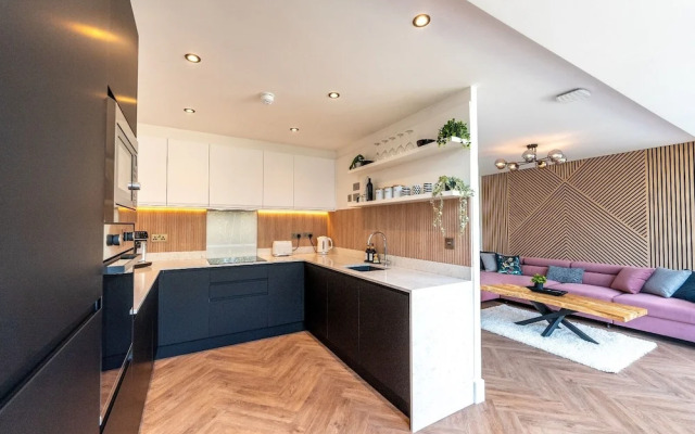 Luxury 8 Bed Home Manchester