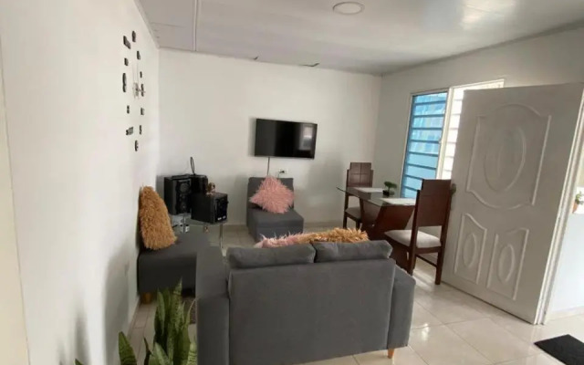 Hermoso apartamento con piscina y ascensor.