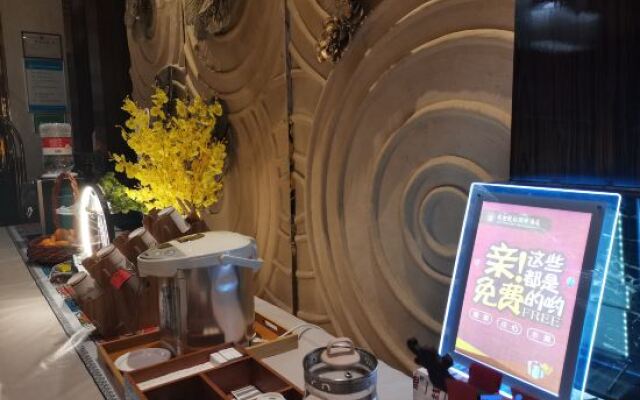 Chengkong Carrey International Hotel (Jingmen Railway Station Jingchu University of Technology)