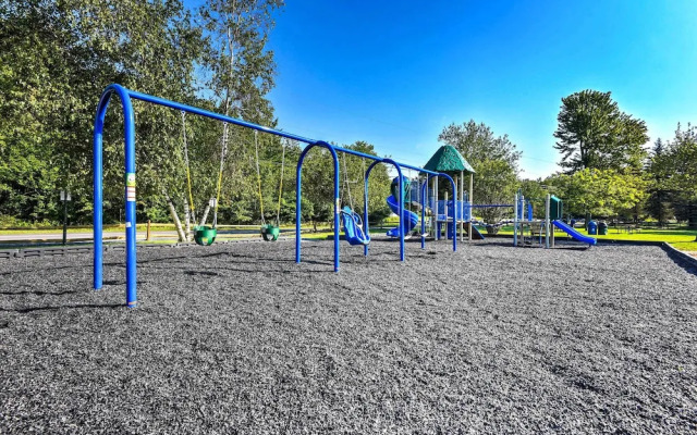 Pet-friendly Cabin w/ Hot Tub in Pocono Lake!