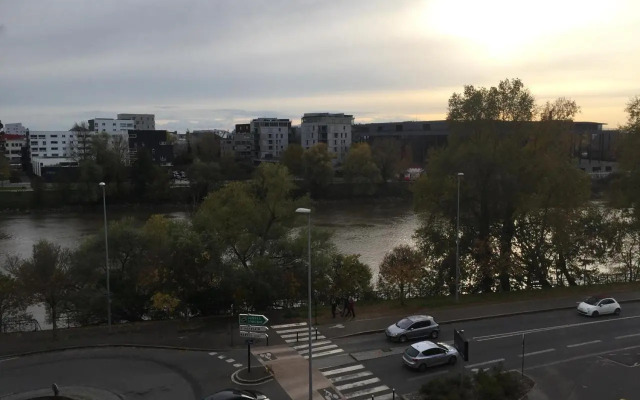 T2 hyper centre bord de Loire Parking