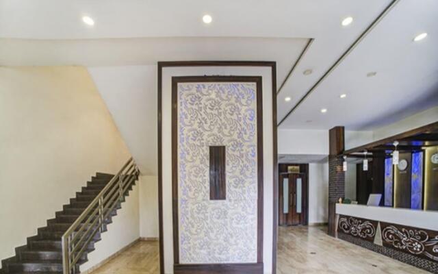OYO 1535 Hotel Bee Town