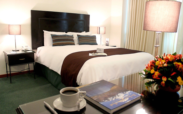 El Polo Hotel & Suites