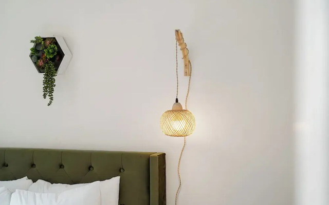 Tranquil 2BR with Coastal Mountain Views