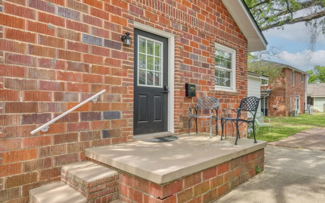 3 Blocks to Pensacola Bay: Charming Apartment!