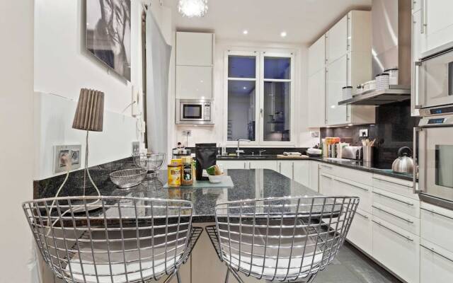 Beautiful Lavish Apartment for 6 in Paris VII by Guestready