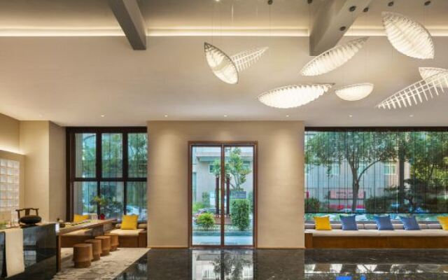 Qianna Hotel (Zhengzhou Erqi Square Dennis David City)