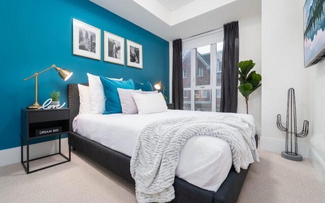 Peter St - Downtown Suite with Balcony