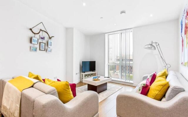 Stunning 2 Bed/2 Bath In Town Centre & Parking!