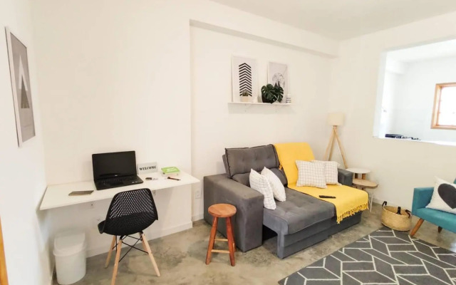 Casa de Tijolinho com Netflix e estacionamento